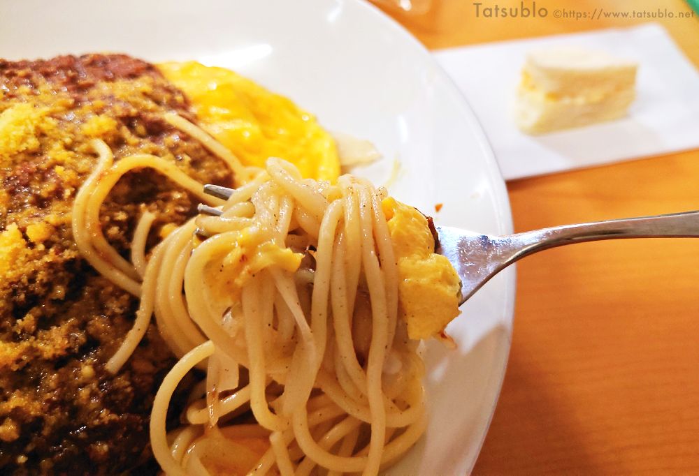 麺はパスタの麺ですが、味は中華風の味付けで上の卵とミートソースを合わせて食べると絶妙の味加減。