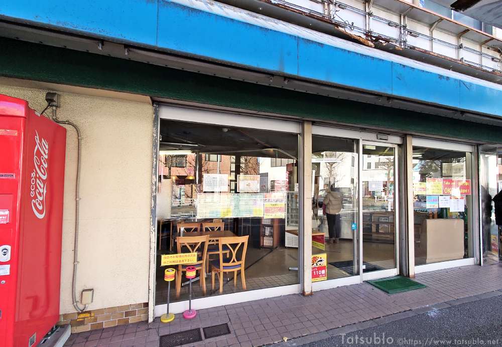 お店の外観だけでは、どういうお店なのかよくわかりませんが、隣にパン工場があるので何となくわかるかもしれません。