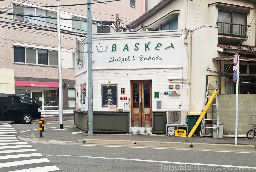 薬院四角から赤坂方面に進んでいくと、六角の右手に見えてくるのが「THE BASKET」