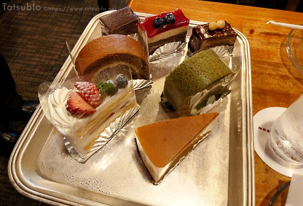 ケーキセットを注文すると、こうやってお店の人が注文できるケーキを持ってきてくれます。