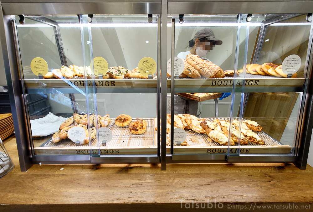 ショーケースの中には惣菜系のパン