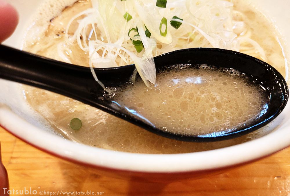 スープは魚介の風味がふんだんにする豚骨味でクリーミーな味。