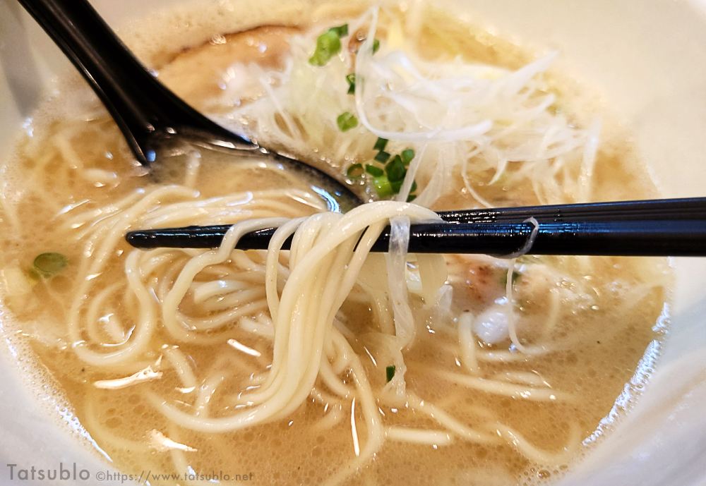 麺は極細ではない細麺。