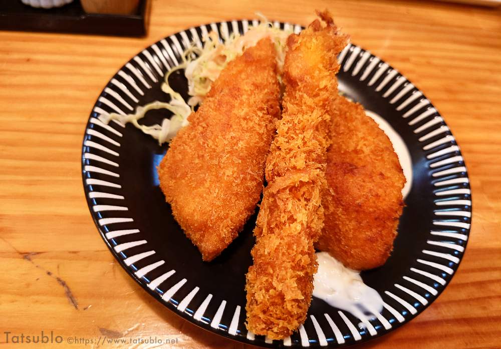 普通に定食屋にありそうなミックスのフライに