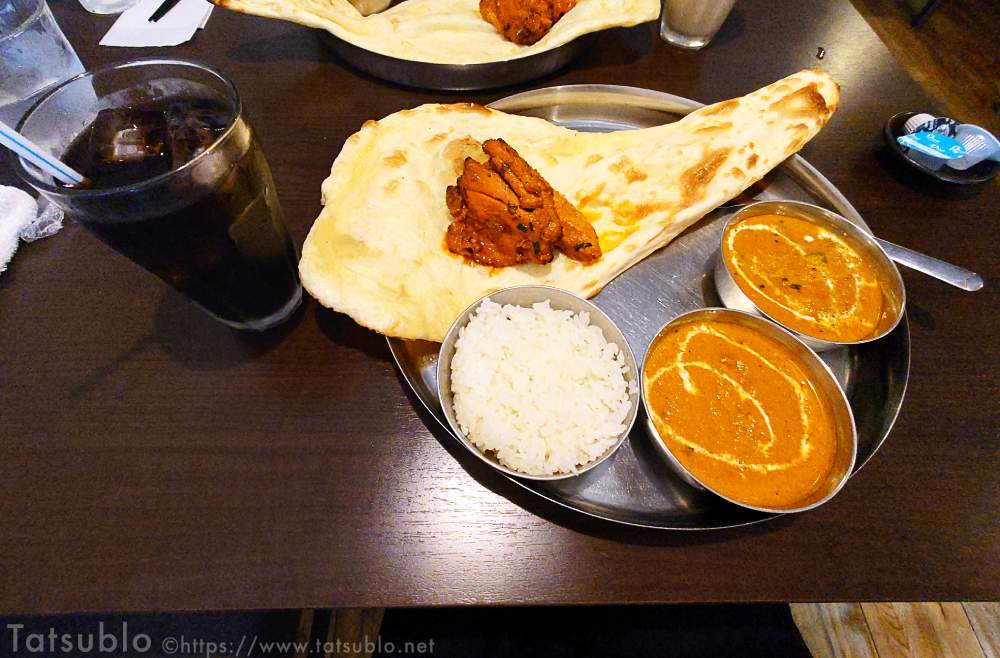 サラダを食べ終わる頃にカレーが到着