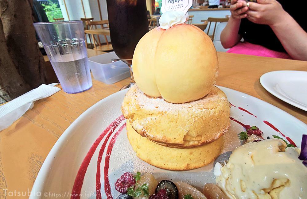 2段のパンケーキの上に丸ごとの桃！