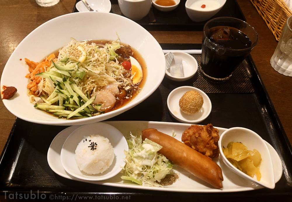 その「張冷麺」のセットがこちら。