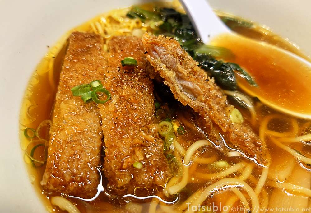 カツが麺の上に乗ってますね。