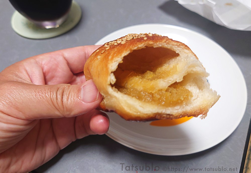 中は芋あんが入った食べやすいパン。