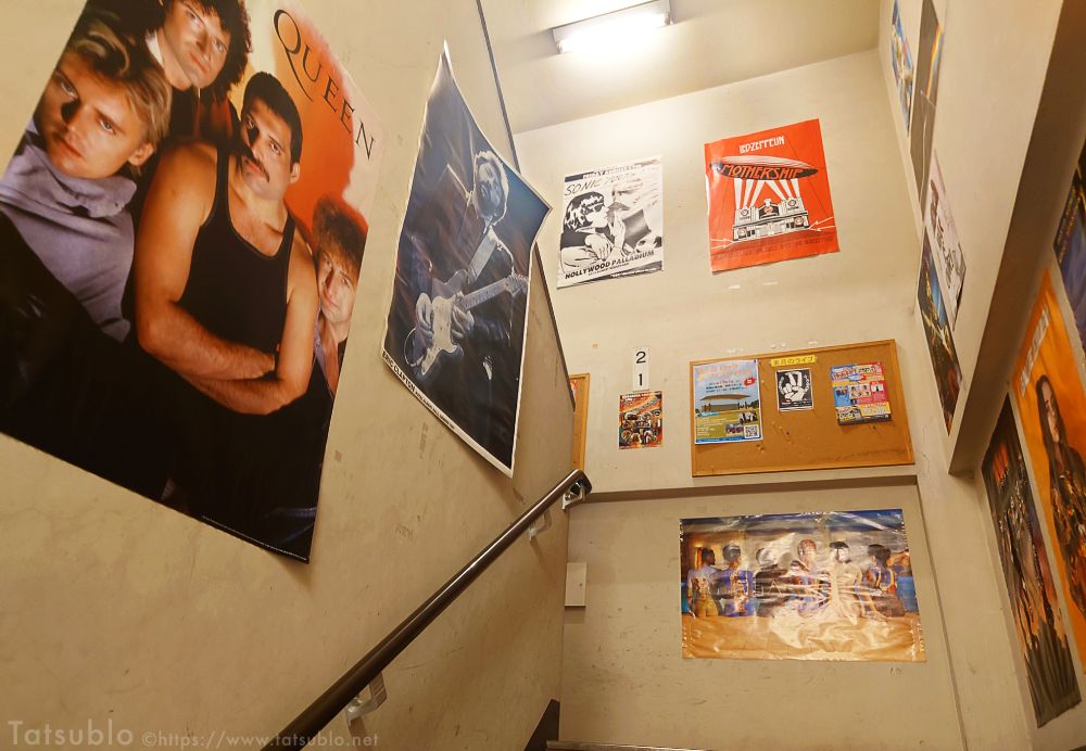 階段の壁にはバンドのポスター