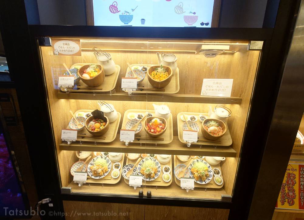 壁にはメニューの看板や、食品サンプルのショーケースもあるので自分も含めてよく迷う人は、並んでいる間にある程度見ておいた方がいいかも。