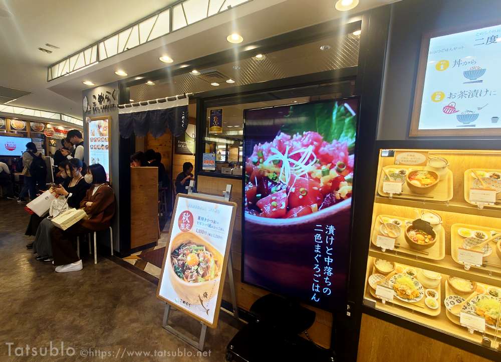 壁にはメニューの看板や、食品サンプルのショーケースもあるので自分も含めてよく迷う人は、並んでいる間にある程度見ておいた方がいいかも。