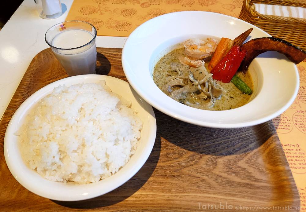 季節野菜とエビのグリーンカリー