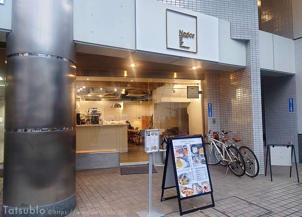 お店の外観は、白を基調とした造り
