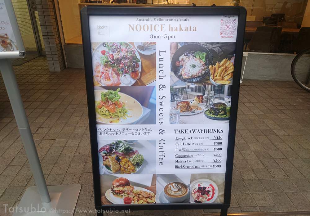 店の入り口には写真付きのメニューの看板もあります。