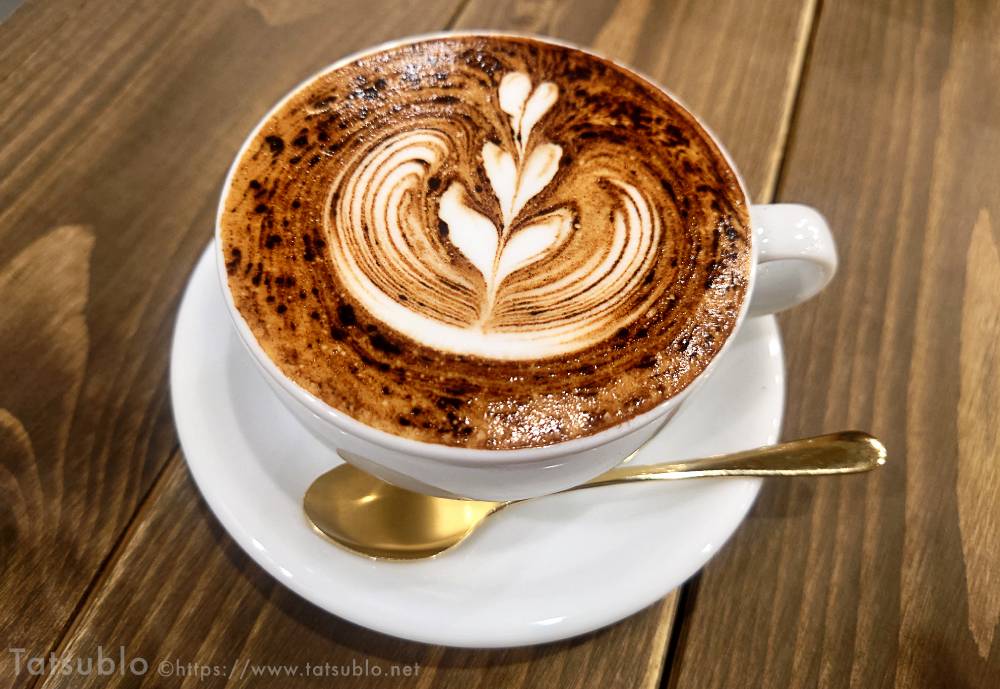 ドリンクはホットのカプチーノ。
