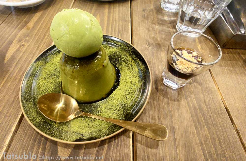 抹茶&黒蜜プリンは抹茶プリンの上に抹茶のアイスが乗ったインパクトあるスイーツです。