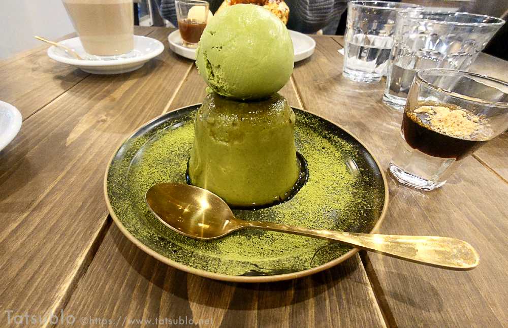 抹茶&黒蜜プリンは抹茶プリンの上に抹茶のアイスが乗ったインパクトあるスイーツです。