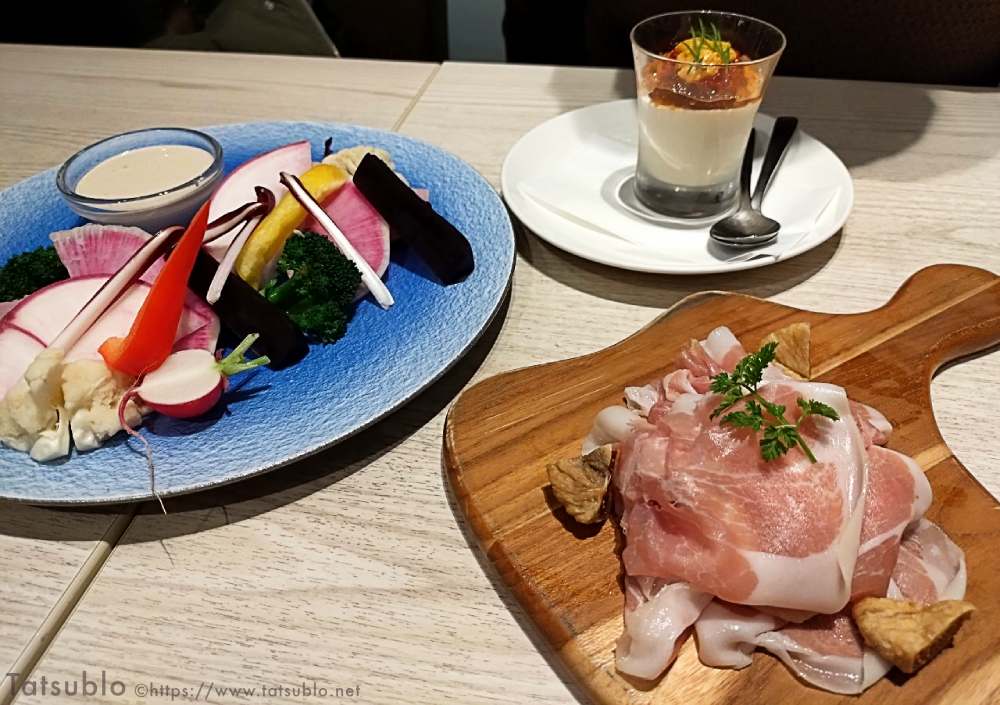 「生ハム盛り」「季節野菜のバーニャカウダ」「生うにといくらの贅沢ムース」