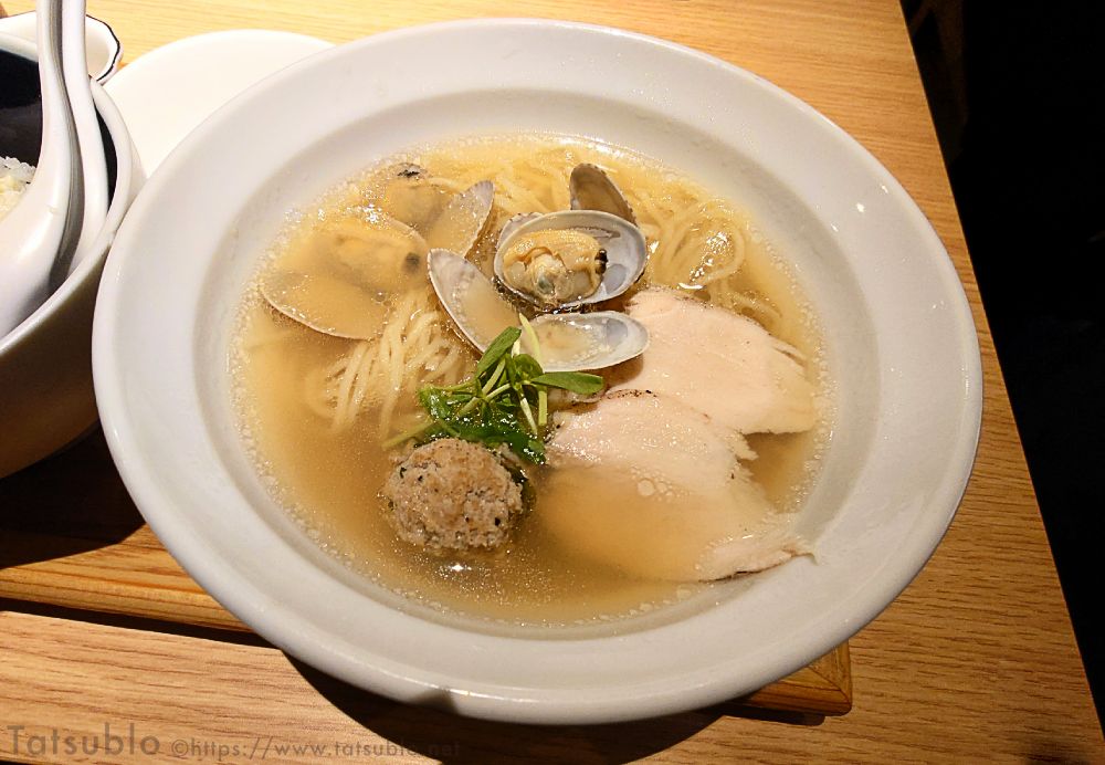 「貝出汁塩ラーメン」は、アサリにチャーシュー、肉団子が入っています。