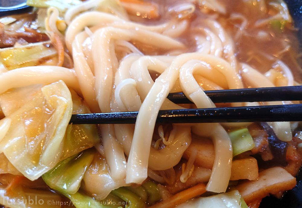 コクのある味噌味のスープにもちろんこのうどん麺。