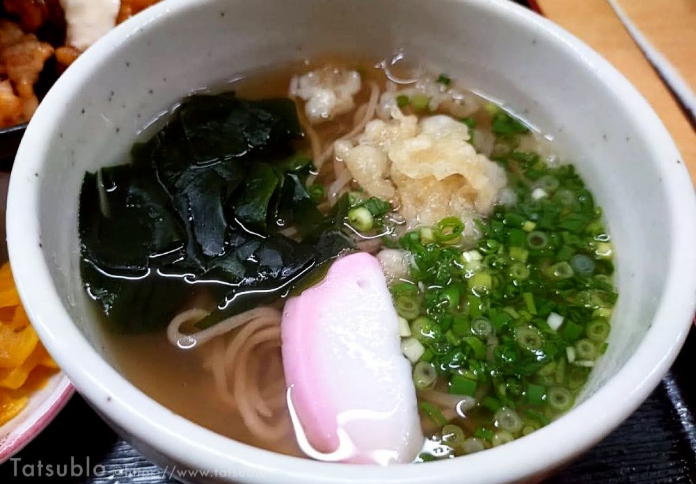 そのうどん・そばもミニらしいんですが、量は普通の量ぽい。