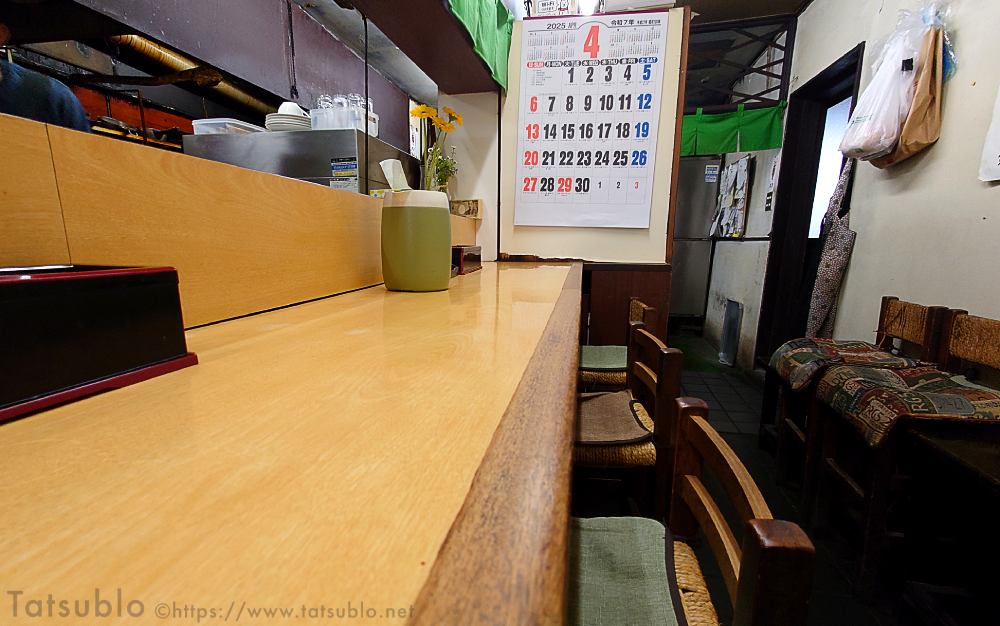 店内はカウンターのみのこじんまりとしたお店。