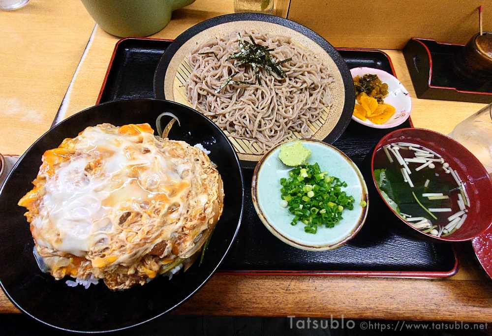 かつ丼とざるそばのセットです。