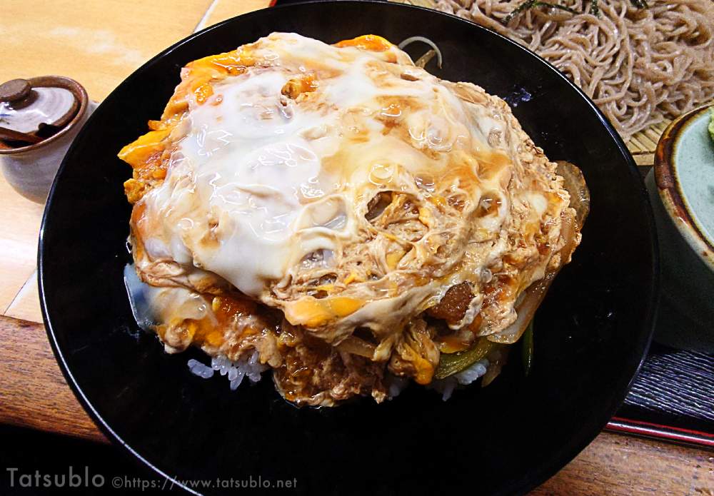 かつ丼はボリュームある大きさ