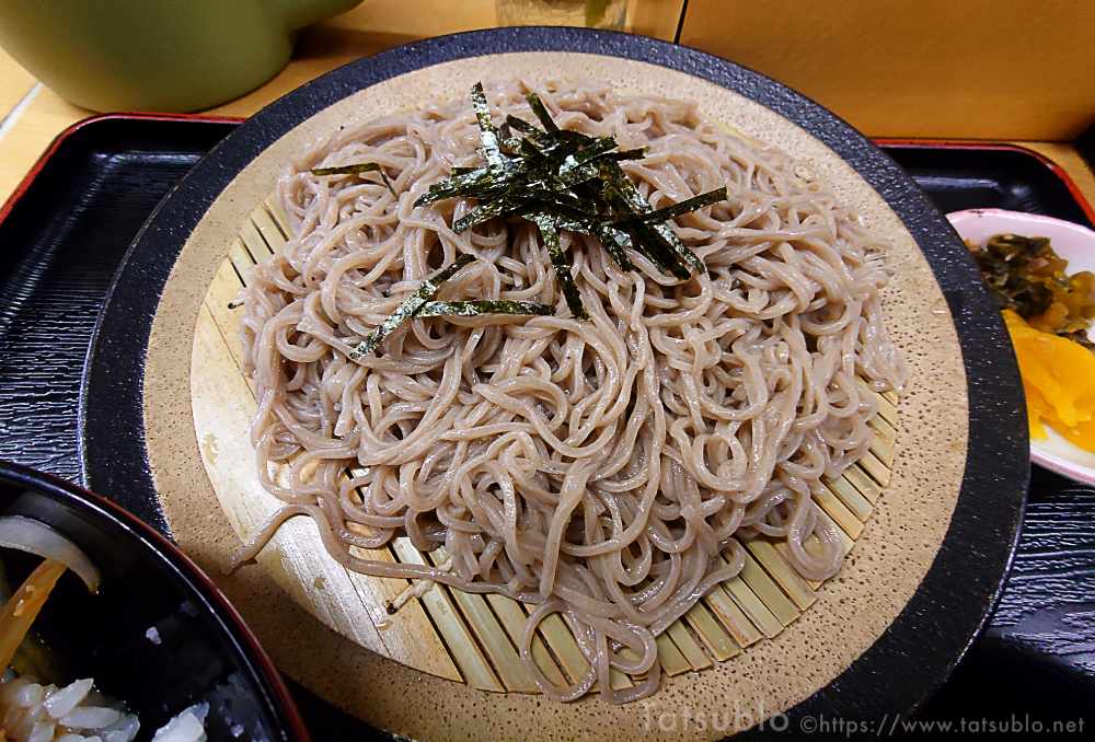 ざるそばもミニではなく普通サイズ。