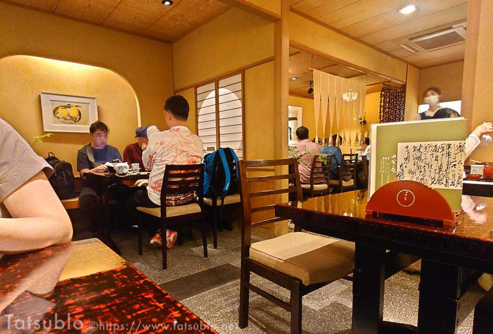 店内はテーブル席で2階にも席があります。