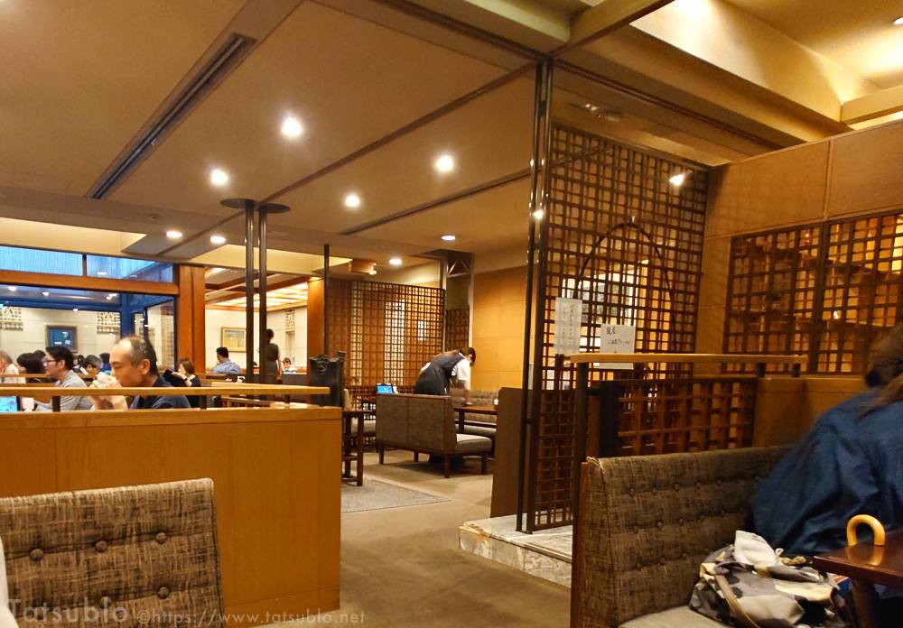 店内は結構広々。