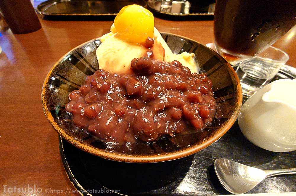 「湖月クリーム」はクリームの上にたっぷりのあんこが乗ったシンプルな甘味