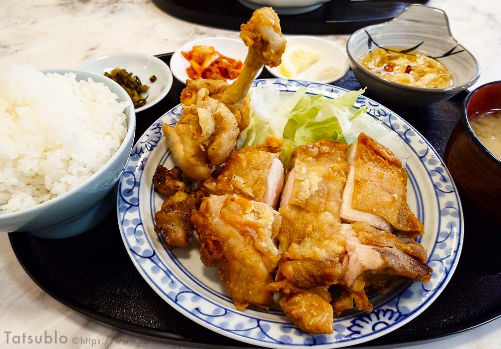 このからあげは、鳥の半身をからっと揚げてあり、モモやムネ、手羽元に軟骨とボリュームがあります。