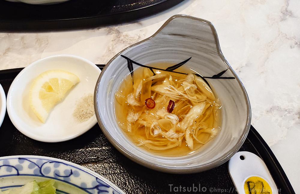 からあげはこの酸味のあるタレをつけていただきます。