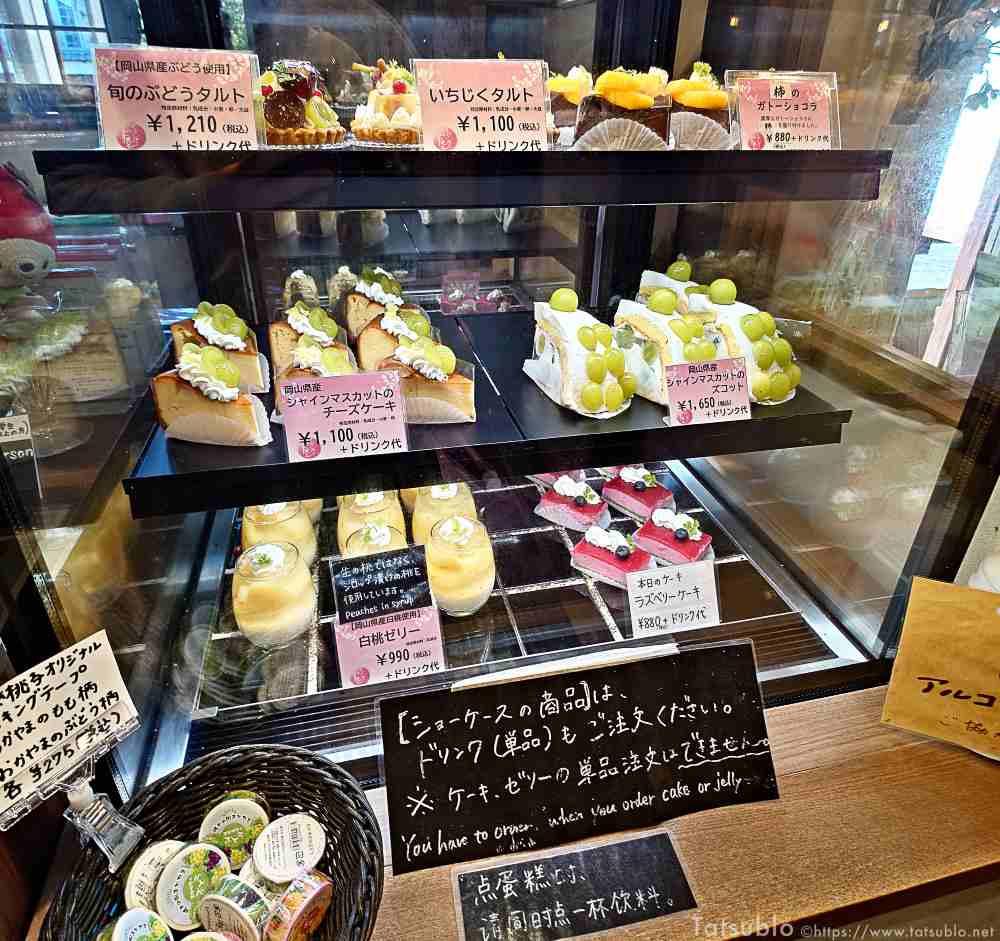 レジの横にはケーキのショーケースも。